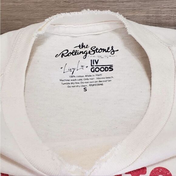 Livylu Rolling Stones Zip Code Tongue Thrifted Tee Size Small NWT - Picture 10 of 11